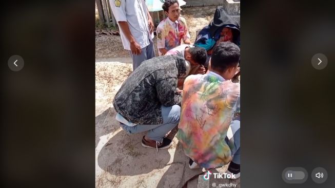 Geng pelajar kunjumgi makam teman di momen kelulusan (tiktok.com/@_gwkdhy)