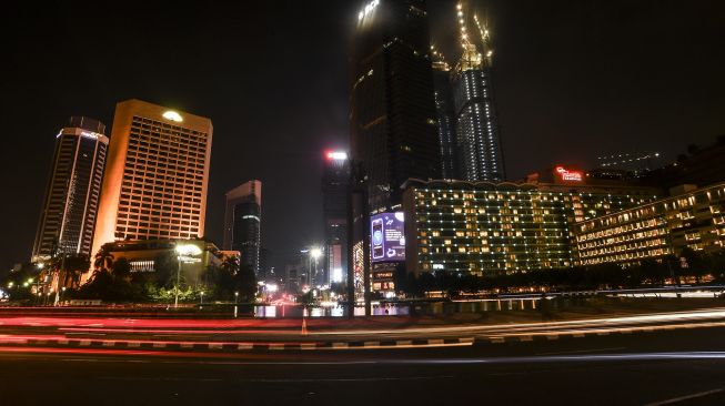 Suasana air mancur dan lampu di Area patung saat dipadamkan dalam rangka memperingati Hari Lingkungan Hidup Sedunia di kawasan Bundaran HI, Jakarta, Sabtu (5/6/2021). ANTARA FOTO/Muhammad Adimaja