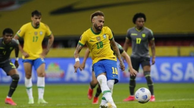 Neymar mengeksekusi penati saat membawa Timnas Brasil menang 2-0 atas Ekuador dalam lanjutan Kualifikasi Piala Dunia 2022. (SILVIO AVILA / AFP)