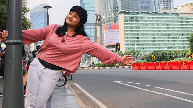 Juara Bintang Suara Aurelya Ratamchia Dewanda saat  berwisata di Kawasan Bundaran Hotel Indonesia (HI) di Jakarta Pusat, Minggu (6/5/2021). [Suara.com/Alfian Winanto]