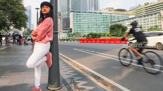 Juara Bintang Suara Aurelya Ratamchia Dewanda saat  berwisata di Kawasan Bundaran Hotel Indonesia (HI) di Jakarta Pusat, Minggu (6/5/2021). [Suara.com/Alfian Winanto]