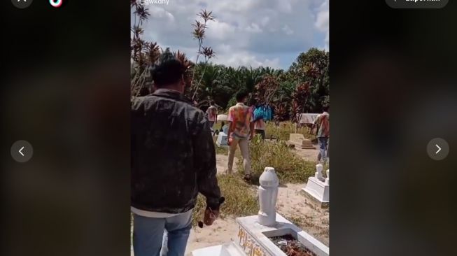 Geng pelajar kunjumgi makam teman di momen kelulusan (tiktok.com/@_gwkdhy)