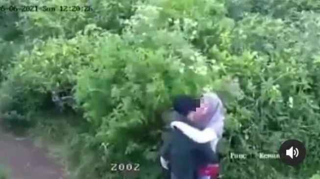 Viral pasangan mesum di Kebun teh Kemuning terekam kamera pengawas pada Minggu (6/6/2021) [Instagram/ick_infocegatankaranganyar]