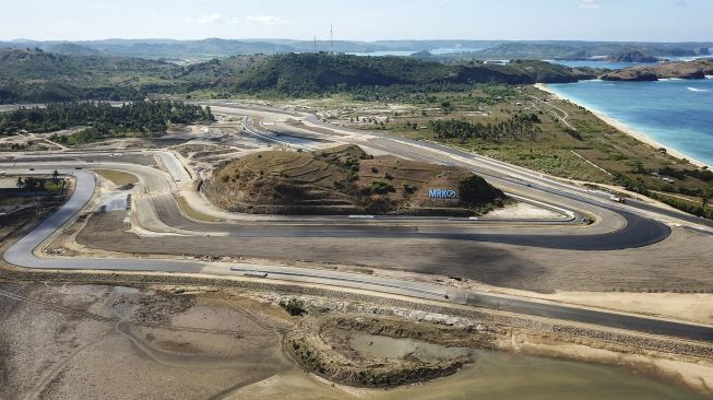 Foto udara tikungan ke-10 di proyek pembangunan lintasan Mandalika International Street Circuit di Kawasan Ekonomi Khusus (KEK) Mandalika, Pujut, Praya, Lombok Tengah, NTB, Senin (7/6/2021).  ANTARA FOTO/Ahmad Subaid