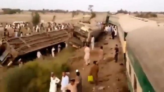 Dua Kereta Api di Pakistan Tabrakan, 33 Tewas dan Ratusan Penumpang Luka-luka