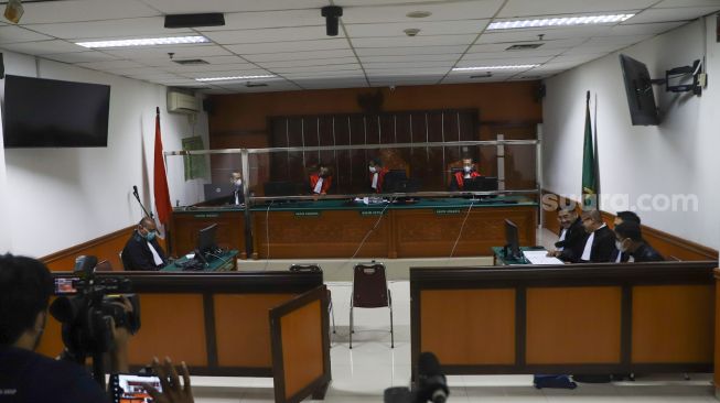 Suasana jalannya sidang tuntutan suami Nindy Ayunda, Askara Parasady Harsono terkait kasus narkoba yang menjeratnya di Pengadilan Negeri Jakarta Barat, Senin (7/6/2021). [Suara.com/Alfian Winanto]