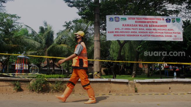 Suasana di Kawasan Kayu Putih, Jakarta Timur, Senin (7/6/2021). [Suara.com/Dian Latifah]
