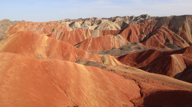 Panorama bukit warna-warni Taman Bumi Danxia di Kota Zhangye, Provinsi Gansu, China, Sabtu (5/6/2021).  ANTARA FOTO/M. Irfan Ilmie
