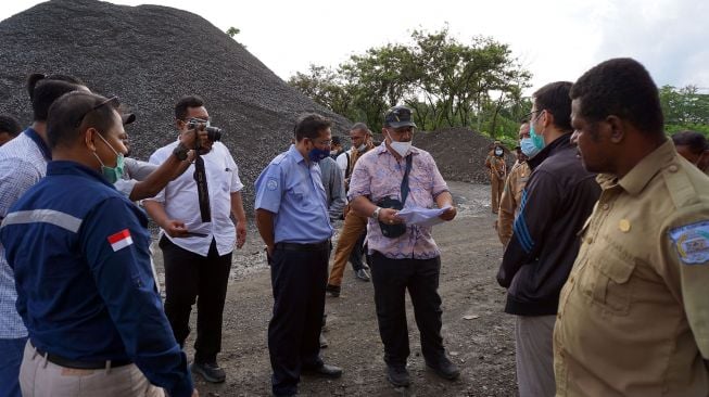 Perwakilan dari Komisi Pemberantasan Korupsi (KPK) Dian Patria (ketiga kanan) berbincang dengan pengelola Galian C (kedua kanan) saat melakukan pengawasan beberapa bidang usaha tambang di Kota Sorong, Papua Barat, Senin (7/6/2021). ANTARA FOTO/Olha Mulalinda