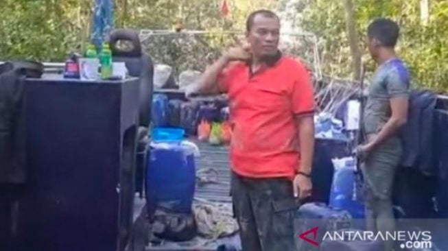 Dikejar Pakai Helikopter, Kapal Tanpa Identitas Diamankan di Hutan Bakau OKI