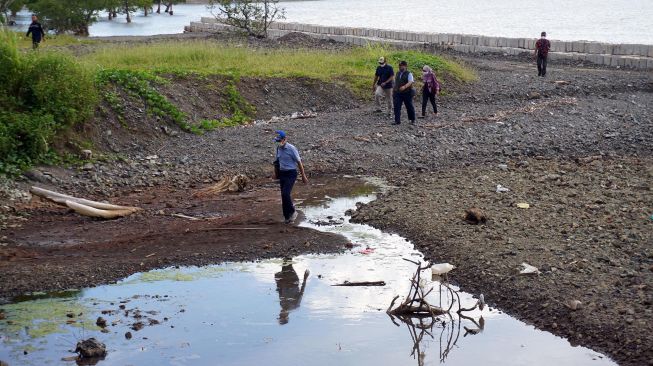 Tim dari Komisi Pemberantasan Korupsi (KPK) dan kementerian terkait melakukan pengawasan beberapa bidang usaha tambang galian C di Kota Sorong, Papua Barat, Senin (7/6/2021).  ANTARA FOTO/Olha Mulalinda