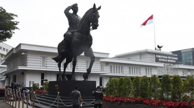 Patung Bung Karno menunggang kuda berdiri di depan area kompleks kantor Kementerian Pertahanan, Medan Merdeka Barat, Jakarta, Minggu (6/6/2021). ANTARA FOTO/Indrianto Eko Suwarso