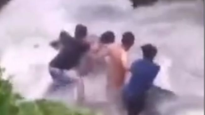 Momen Menegangkan 4 Pemuda Evakuasi Temannya di Air Terjun Deras, Bikin Deg-degan