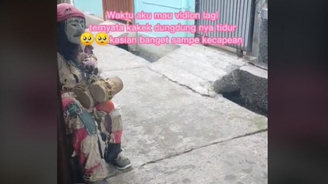 Terduduk Lesu saat Cari Uang, Perjuangan Kakek Renta Jadi Badut Dungdung Bikin Haru