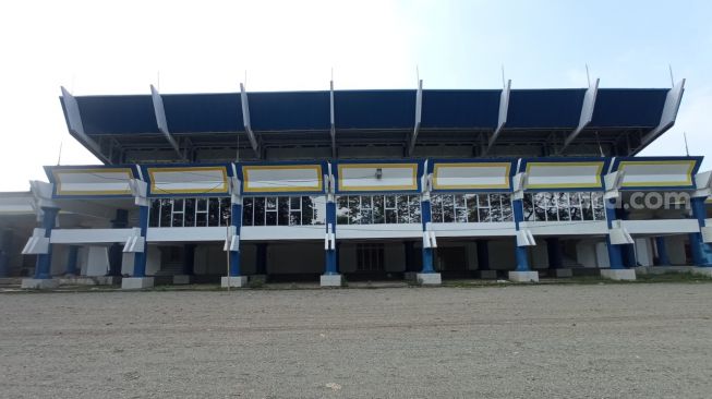 Tampak depan hasil renovasi Stadion Benteng. [Suara.com/Jehan Nurhakim]