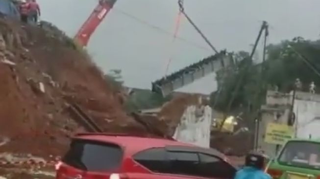 Detik-Detik Crane Proyek Pembangunan Double Track Bogor-Sukabumi Terguling
