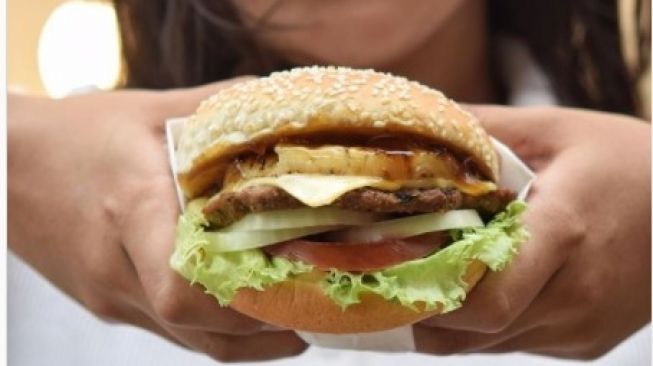 Doyan Keju Meleleh Sampai Tumpah-tumpah, Coba Jajajl Burger yang Satu Ini. (Dok: Carl's Jr)