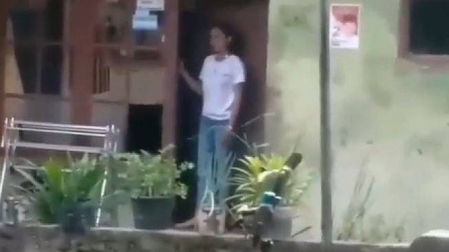 Viral wanita pecahkan kaca jendela rumah, diduga emosi tak tahan omongan tetangga (Instagram/memomedsos_official).