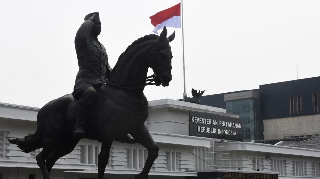 Patung Bung Karno menunggang kuda berdiri di depan area kompleks kantor Kementerian Pertahanan, Medan Merdeka Barat, Jakarta, Minggu (6/6/2021). ANTARA FOTO/Indrianto Eko Suwarso