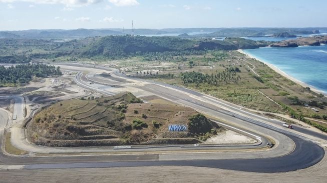 Foto udara tikungan ke-10 di proyek pembangunan lintasan Mandalika International Street Circuit di Kawasan Ekonomi Khusus (KEK) Mandalika, Pujut, Praya, Lombok Tengah, NTB, Senin (7/6/2021).  ANTARA FOTO/Ahmad Subaid