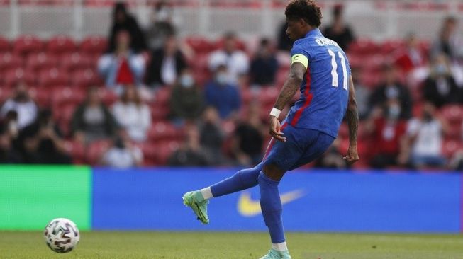 Penyerang tim nasional Inggris Marcus Rashford mencetak gol lewat eksekusi tendangan penalti ke gawang Rumania dalam laga pemanasan jelang EURO 2020 di Stadion Riverside, Middlesbrough, Inggris, Minggu (6/6/2021) waktu setempat. (ANTARA/REUTERS/POOL/Lee Smith)