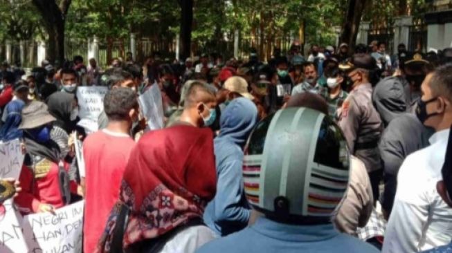 Guru Berani Hina Polisi Depan Kantor Bupati, Begini Nasibnya Saat Diuber