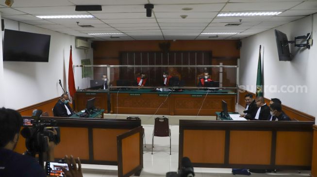 Suasana jalannya sidang tuntutan suami Nindy Ayunda, Askara Parasady Harsono terkait kasus narkoba yang menjeratnya di Pengadilan Negeri Jakarta Barat, Senin (7/6/2021). [Suara.com/Alfian Winanto]