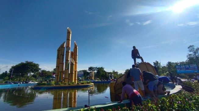 Truk Sampah Nyemplung ke Kolam Tugu Digulis Untan, Kepala Sopir Robek