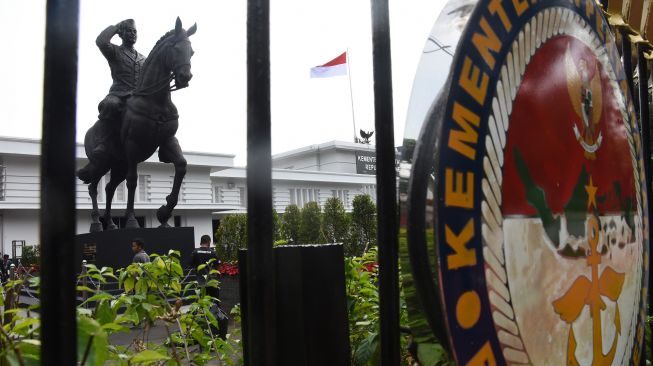 Patung Bung Karno menunggang kuda berdiri di depan area kompleks kantor Kementerian Pertahanan, Medan Merdeka Barat, Jakarta, Minggu (6/6/2021). ANTARA FOTO/Indrianto Eko Suwarso