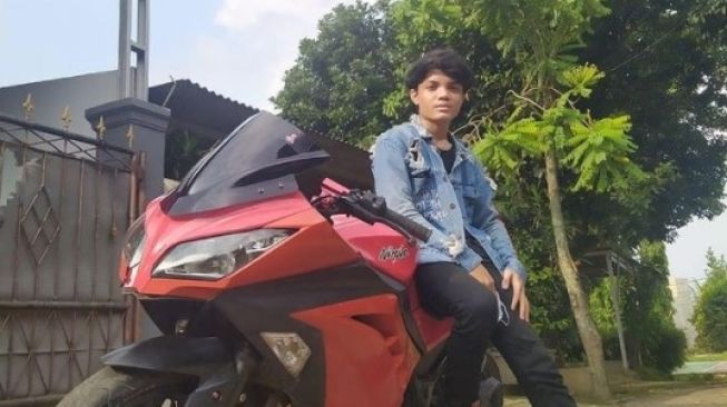 7 Potret Adam Batubara, Putra Ucok Baba yang Hobi Naik Motor