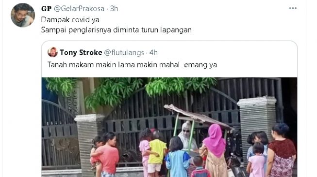 Berjualan pakai kostum pocong (twitter.com)