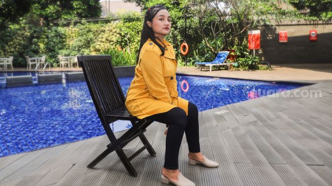 Juara Bintang Suara Aurelya Ratamchia Dewanda berpose didepan kamera saat melakukan sesi pemotretan di Swiss-Belhotel Pondok Indah, Jakarta Selatan, Selasa (8/6/2021). [Suara.com/Alfian Winanto] 