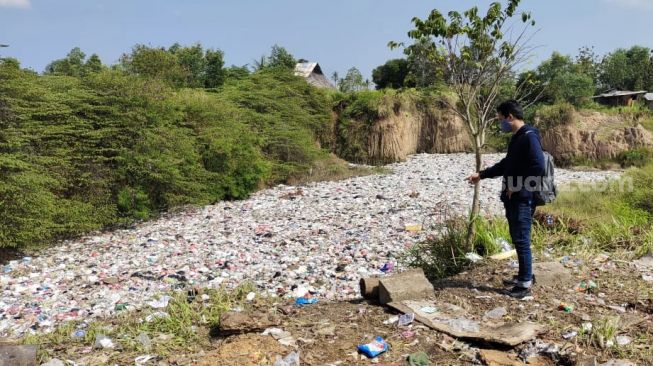 Parah! Eks Galian Pasir di Cilegon Jadi Tempat Buang Sampah Ilegal, Warga Muntah-Muntah