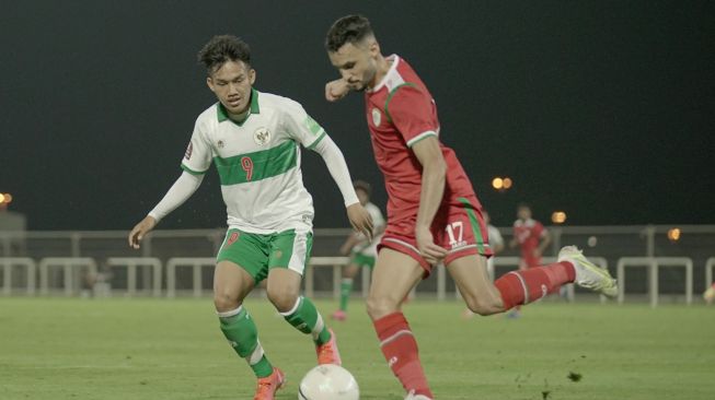 Pesepak bola Tim Nasional Indonesia Witan Sulaeman (kiri) membayangi salah satu pesepak bola Tim Nasional Oman dalam pertandingan uji coba di The Sevens Stadium, Dubai, Uni Emirat Arab, Sabtu (29/5/2021) malam. Timnas Indonesia dikalahkan Oman dengan skor 1-3. ANTARA FOTO/Humas PSSI/handout/app/wsj.