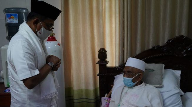 Sakit, Jokowi Utus Moeldoko Jenguk Sahabat Gus Dur Tuan Guru Haji Turmudzi di Lombok