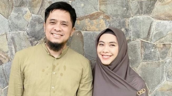 Oki Setiana Dewi dan suaminya, Ori Vitrio [Instagram/@oryvitrio]
