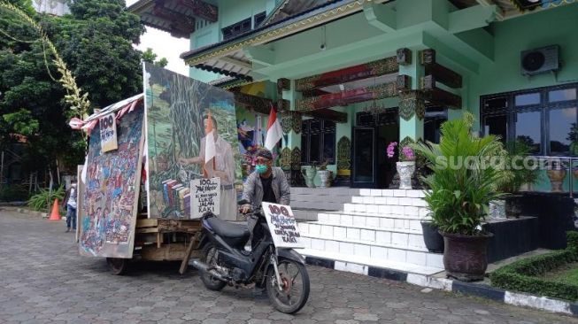 Rombongan Ki Joko Wasis tiba di Kompleks Balai Kota Yogyakarta, Selasa (8/6/2021). - (SuaraJogja.id/Mutiara Rizka)