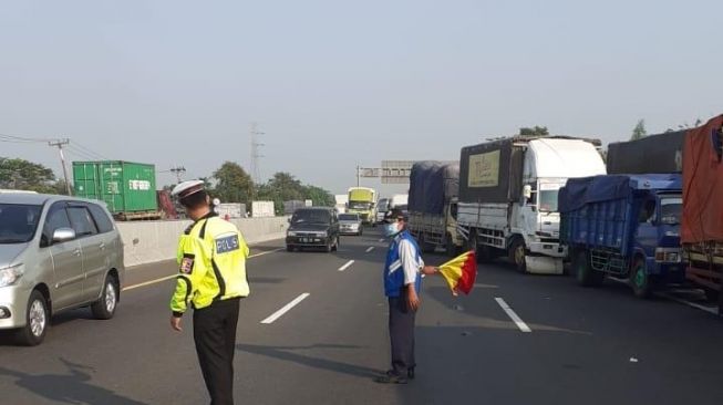 Petugas mengatur lalu lintas di Jalan Tol Jakarta-Cikampek arah Cikampek, Selasa (8/6/2021).[Ist]