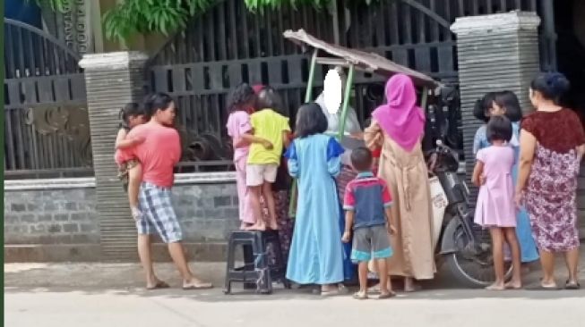 Viral Pedagang Jualan Pakai Kostum Pocong, 'Penglarisnya Diminta Turun Lapangan'