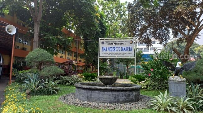 Penampakan luar gedung SMA Negeri 70 Jakarta. (Suara.com/Arga)