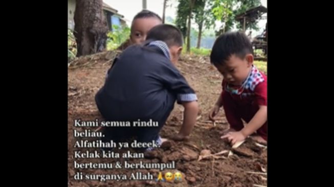 Momen Haru Bocah Mengetuk Makam Sang Kakek sambil Memanggil Terus Menerus