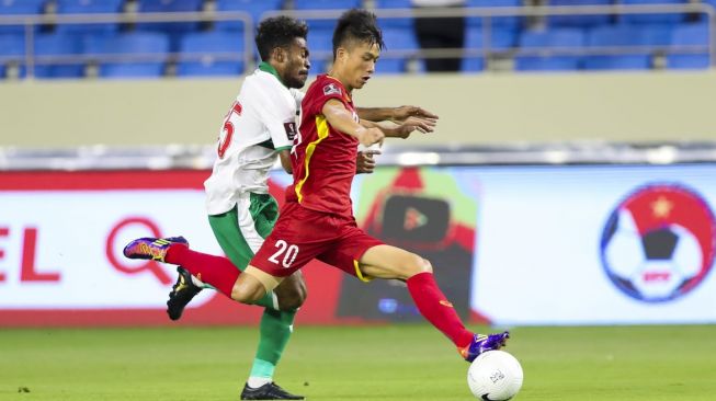 Pemain Timnas Indonesia, Yakob Sayuri (kiri) coba merebut bola dari gelandang Vietnam Phan Van Duc dalam lanjutan Grup G Kualifikasi Piala Dunia 2022 zona Asia, Senin (7/6/2021) malam. [AFC]