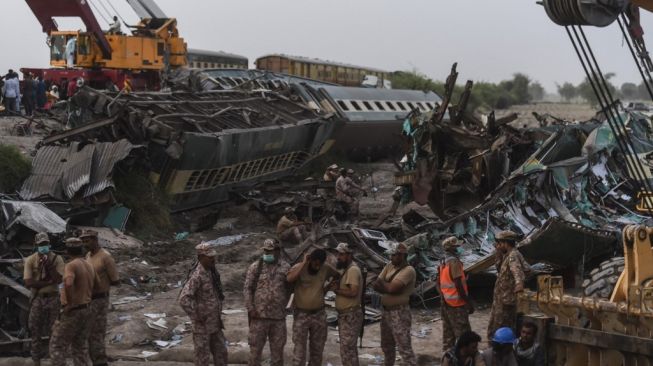 Gambaran Mengerikan Tabrakan Kereta Berisi Ribuan Penumpang Tewaskan 40 Orang di Pakistan