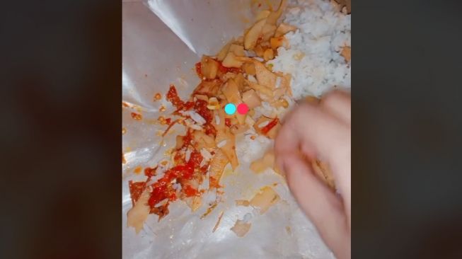 Aksi wanita review nasi bungkus (tiktok.com/@zaraptrr)