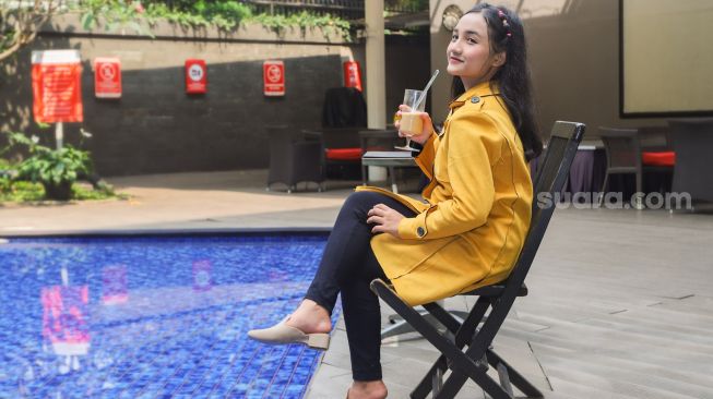 Juara Bintang Suara Aurelya Ratamchia Dewanda berpose saat sesi pemotretan di Swiss-Belhotel Pondok Indah, Jakarta Selatan, Selasa (8/6/2021). [Suara.com/Alfian Winanto]