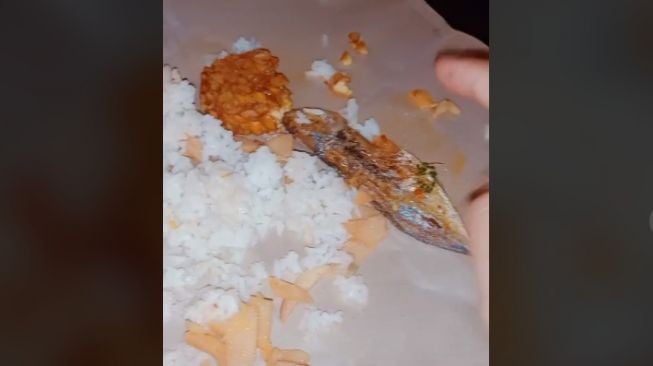 Aksi wanita review nasi bungkus (tiktok.com/@zaraptrr)