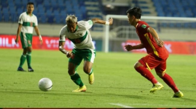 Penyerang Timnas Indonesia Kushedya Hari Yudo saat menghadapi Vietnam dalam laga lanjutan Grup G Kualifikasi Piala Dunia 2022 zona Asia, di Al Maktoum Stadium, Dubai, Uni Emirat Arab (UEA), Senin (7/6/2021) malam WIB. [Dok. PSSI]