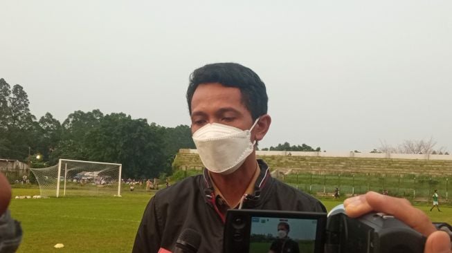 Manajer Persikota Tangerang Mahdiar memberi keterangan pers kepada awak media. [Suara.com/Jehan]