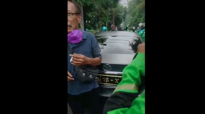 Viral Mobil Polisi Tabrak Ibu-ibu di Surabaya, Warga: Biar Kapolri Tahu Pelat Nomornya..