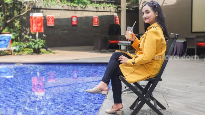 Juara Bintang Suara Aurelya Ratamchia Dewanda berpose saat sesi pemotretan di Swiss-Belhotel Pondok Indah, Jakarta Selatan, Selasa (8/6/2021). [Suara.com/Alfian Winanto]